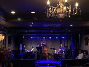 Happy Jazz Live ドラム小畑孝廣Trio + ボーカル伊藤綾（9月）