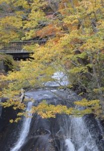 【紅葉・見ごろ】ラルマナイの滝